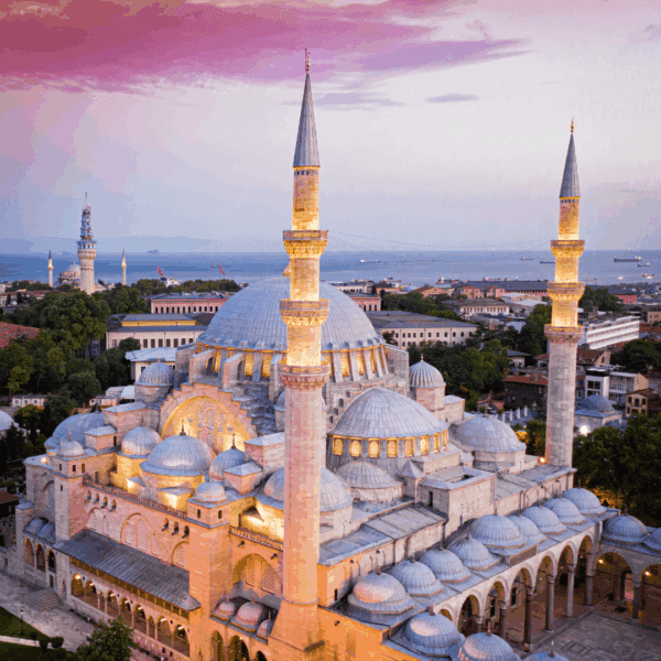 Mezquita de Suleimán el Magnífico en Estambul al atardecer, vista panorámica.