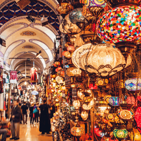 Interior del Gran Bazar de Estambul con lámparas turcas y puestos de artesanía.