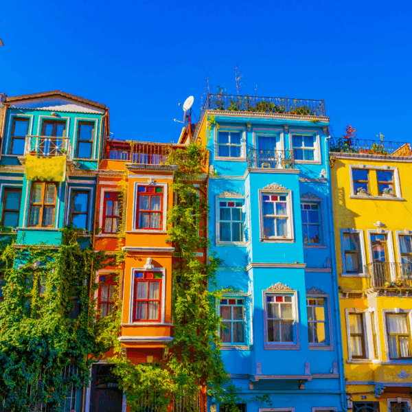 Casas de colores en el barrio de Balat, Estambul, con fachadas tradicionales otomanas.