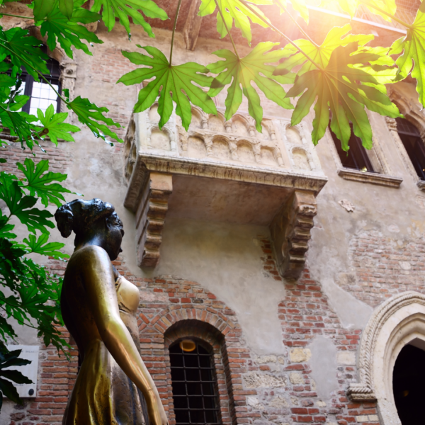 Estatua de Julieta en el patio de la Casa de Julieta en Verona.