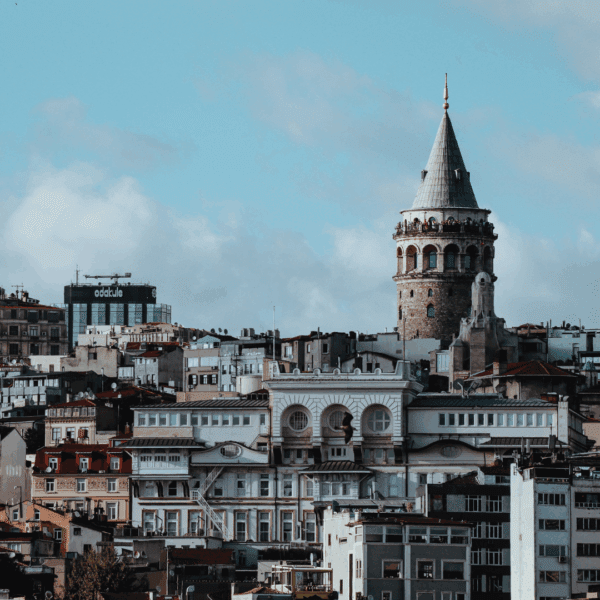 Torre de Gálata en Estambul con vistas panorámicas sobre el barrio de Beyoğlu.
