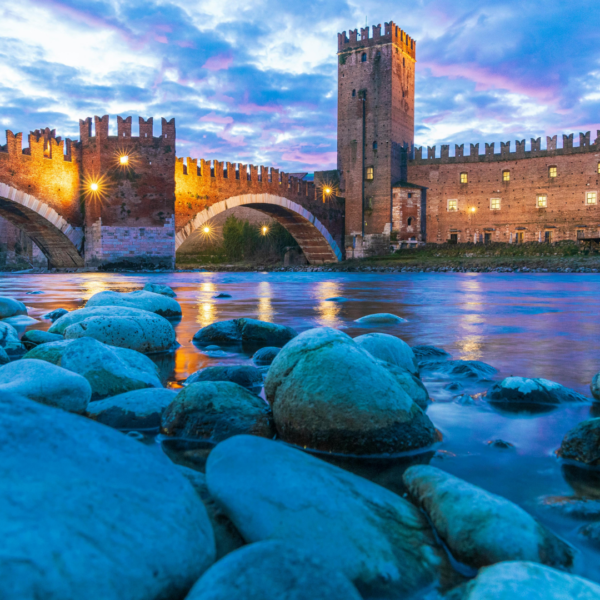 Castelvecchio y el puente Scaligero sobre el río Adigio al atardecer.