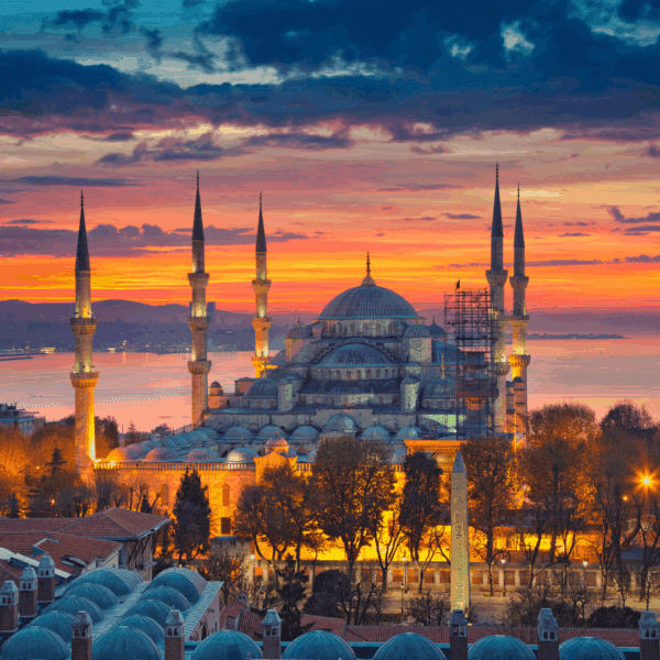 Mezquita Azul de Estambul al atardecer con sus seis minaretes y el mar de Mármara de fondo.