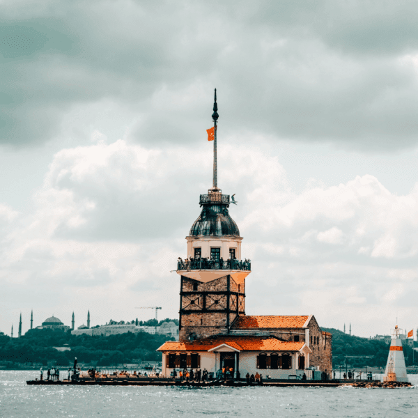 Torre de la Doncella o Kız Kulesi en medio del Bósforo, Estambul.