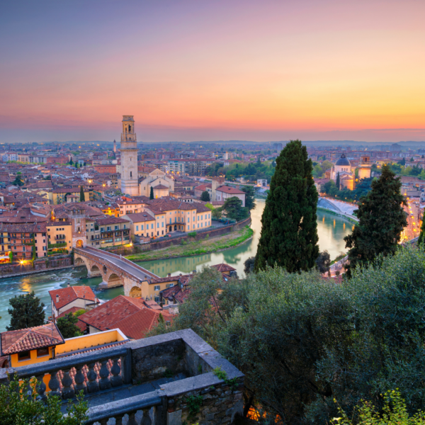 Vista panorámica de Verona desde lo alto al atardecer con el río Adigio.