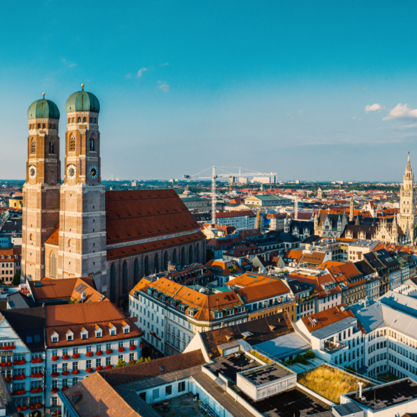 Vista panorámica de Múnich con la catedral Frauenkirche y sus torres gemelas.