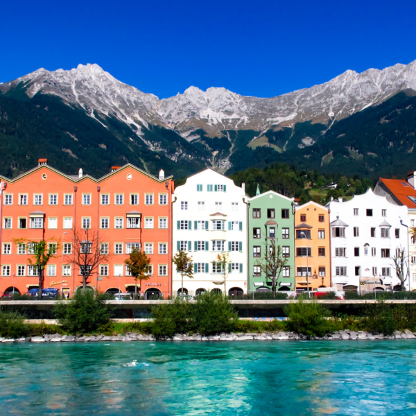Casas de colores en Innsbruck junto al río Inn con los Alpes al fondo.