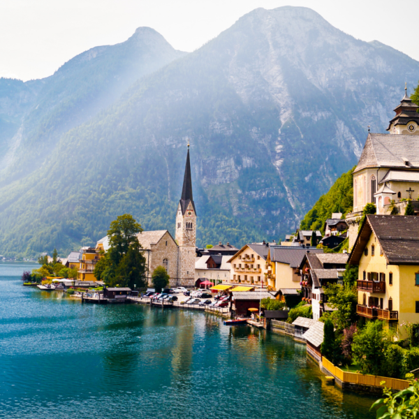 Hallstatt, pueblo alpino junto al lago con casas tradicionales y montañas.