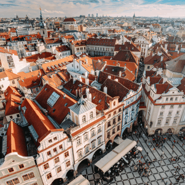 Vista aérea de la Ciudad Vieja de Praga con tejados rojos y arquitectura medieval.