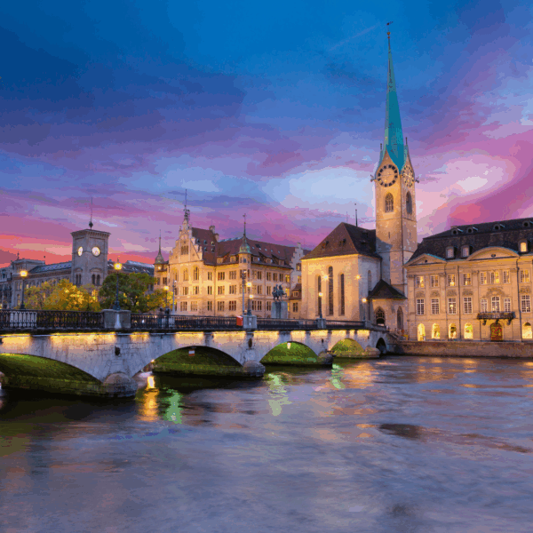 rquitectura histórica y puente sobre el río Moldava en Praga al atardecer.