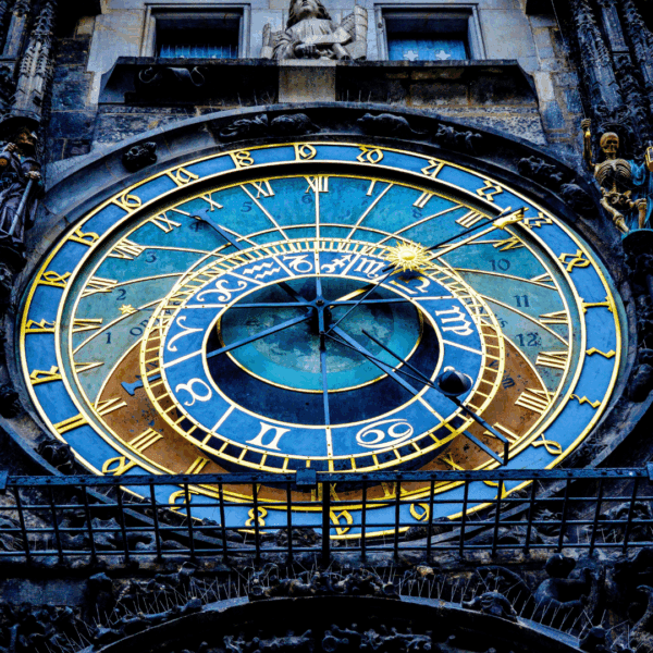 Detalle del Reloj Astronómico de Praga con sus esferas doradas y signos zodiacales.