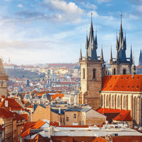 Torres góticas de la Iglesia de Nuestra Señora de Týn sobre los tejados de Praga.